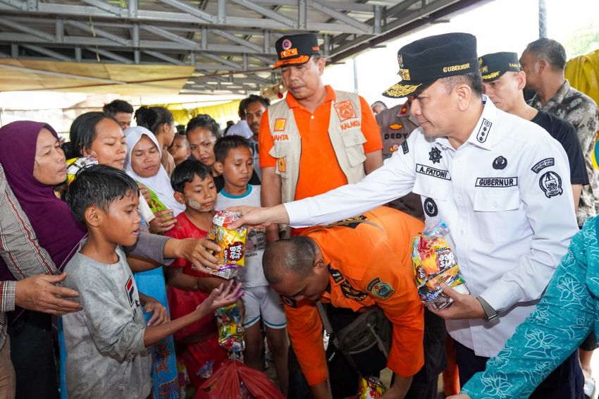 Pj Gubernur Sumut Fatoni dan Pj Ketua PKK Tyas Fatoni Tinjau Banjir dan Berikan Bantuan