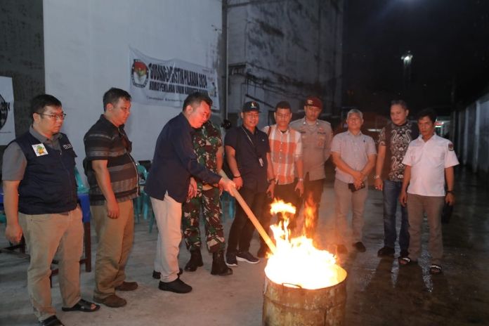 Bupati Asahan Saksikan Pemusnahan Surat Suara Tidak Terpakai