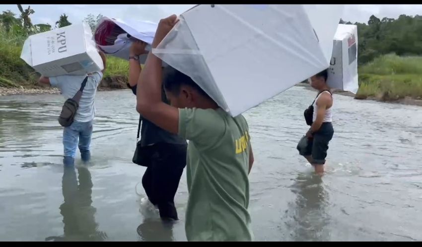 Lewati Sungai dan Medan yang Sulit, Pastikan Logistik Pilkada Aman Sampai Daerah Terpencil