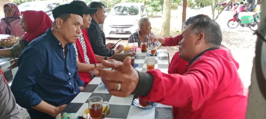 Hasan Sagala Bercengkrama dengan Warga Jalan Pasar Pinter Sei bingai