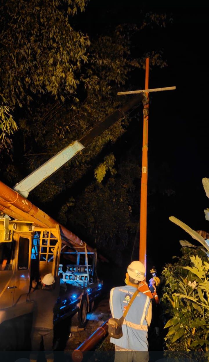 Petugas PLN Segera Memperbaiki Gangguan Listrik Akibat Tanah Longsor di Karo