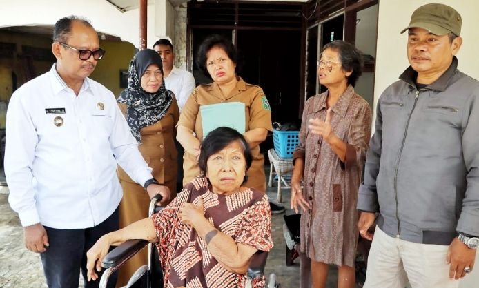 Pemkab Simalungun Bantu Kursi Roda Kepada Warga Yang Sakit