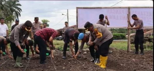 Polres Palas Melaksanakan Kegiatan Penanaman Jagung, AKBP Diari Astetika : Ketahanan Pangan program Strategis dan Prioritas Nasional