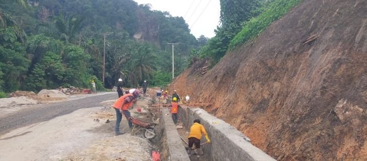 PLN Kebut Perbaikan Jalan Batu Mamak – Pos 8 di Lokasi Proyek PLTA Asahan 3