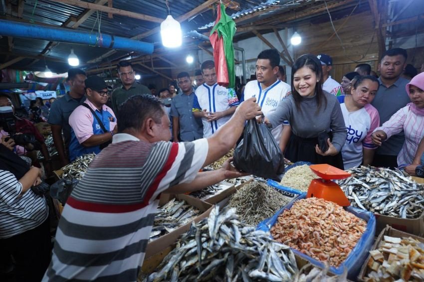 Gandeng Istri Kahiyang Ayu, Bobby Nasution Tinjau dan Berbelanja di Pasar Gunungsitoli