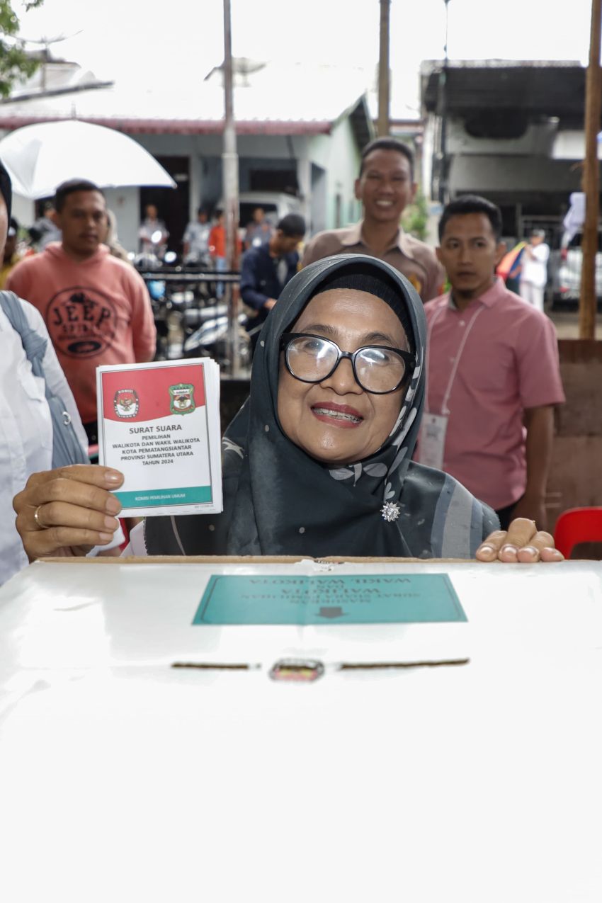 Wali Kota memonitoring empat TPS bersama perwakilan Forkopimda, Staf Ahli, Asisten, dan pimpinan OPD Pemko Pematangsiantar