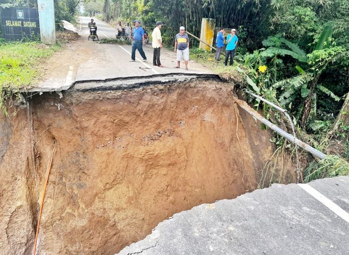 Pemkab Simalungun Tinjau Jalan Putus Penghubung Kecamatan Tanah Jawa dan Kecamatan Hatonduhan