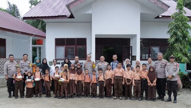 Kapolres Asahan Memberikan Makan Bergizi Kepada Siswa Siswi SD Tanjung Alam
