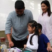 Bobby Nasution Bersama Keluarga Datang ke TPS di Tengah Guyuran Hujan