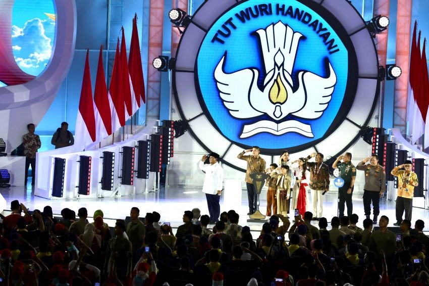 Prabowo Umumkan Kenaikan Gaji Guru ASN dan Honorer, Disambut Tepuk Tangan Bahagia