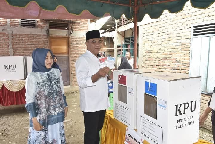 Bupati Sukhairi Nasution dan Ketua TP.PKK Mencoblos di TPS 002 Panyabungan II Madina