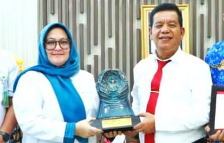 Hari Pertama Masuk Kerja, Bupati Simalungun Terima Penghargaan Paritrana Award Tahun 2024