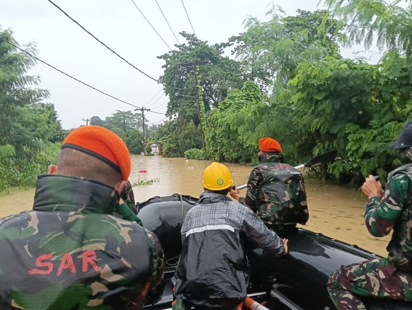 Gerak Cepat, Yonko 469 KOPASGAT Bantu Masyarakat Yang Terkena Banjir di Medan