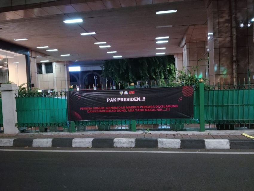 KNPI dan Kamerad Sebar Spanduk, Desak Presiden Prabowo Bersihkan Oknum Jaksa Nakal