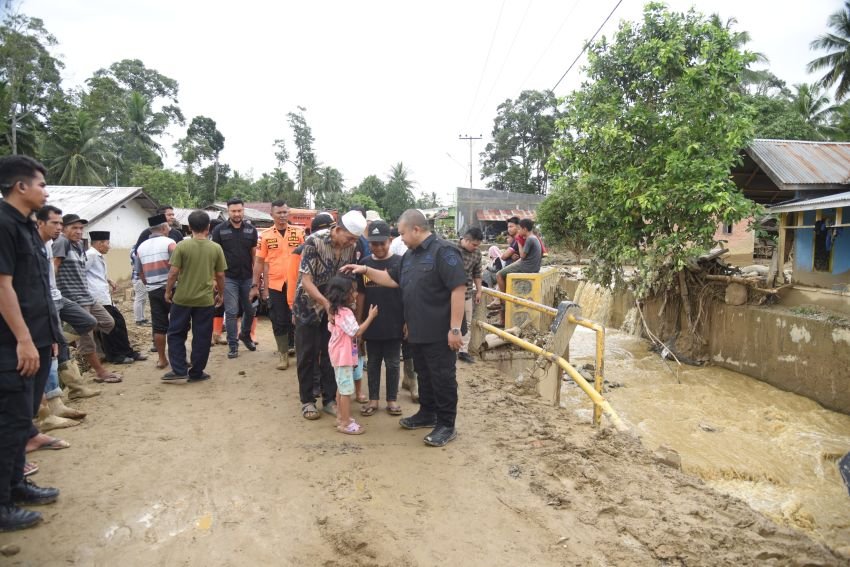 Rasa Kepedulian dengan Warga, Dolly Pasaribu Aktif Menjadi Bupati Tapsel langsung Tinjau Wilayah Yang Terdampak Banjir Bandang di Dua Kecamatan