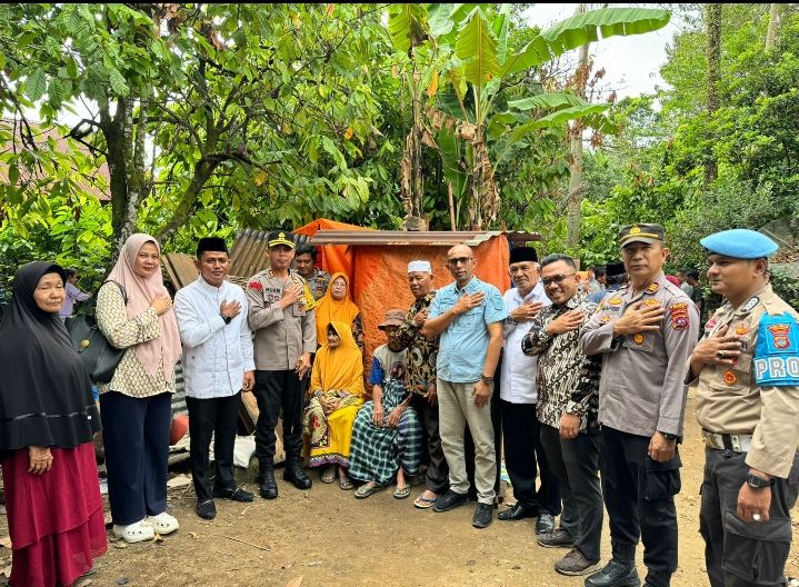 Wabup Solok Jon Firman Pandu di Dampingi Kapolres Solok AKBP. Muari Serahkan Bantuan Rumah Tak Layak Huni