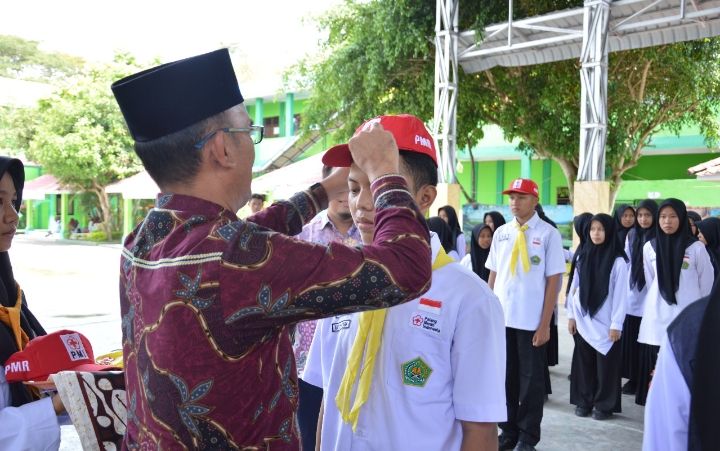 Kepala MAN 2 Deli Serdang Kukuhkan PMR dan Pelantikan Anggota