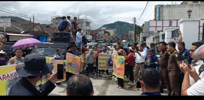 Dugaan Kasus Korupsi Pengadaan Bibit Jagung 2021 Kembali Muncul, Warga Geruduk Kantor Kejari Toba Samosir