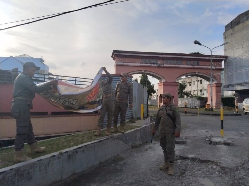 Gabungan Satpol PP Provsu Tertibkan Baliho Tidak Berizin