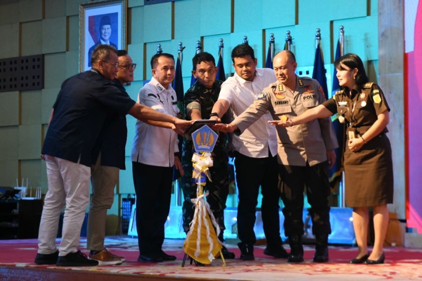 Pj Gubernur Sumut Agus Fatoni Serahkan DIPA dan TKD Tahun Anggaran 2025