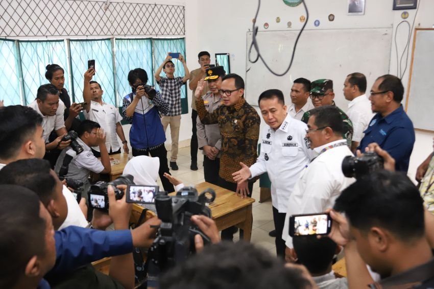 Wamendagri Bima Arya: Makan Bergizi Gratis Mulai Dijalankan Januari 2025