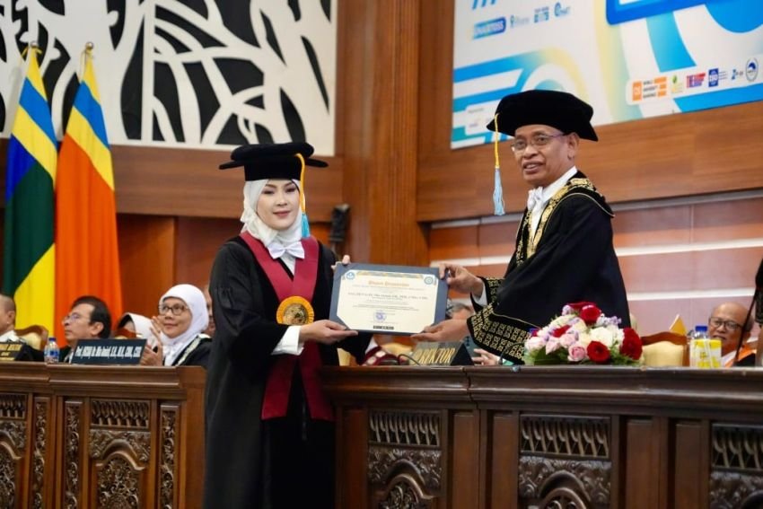 Mia Amiati, Jaksa Perempuan Pertama Bergelar Profesor