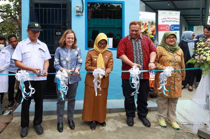 Wali Kota meresmikan project (proyek) percontohan Zona Air Minum Prima (ZAMP) bersama Kota Magelang dan Kota Salatiga