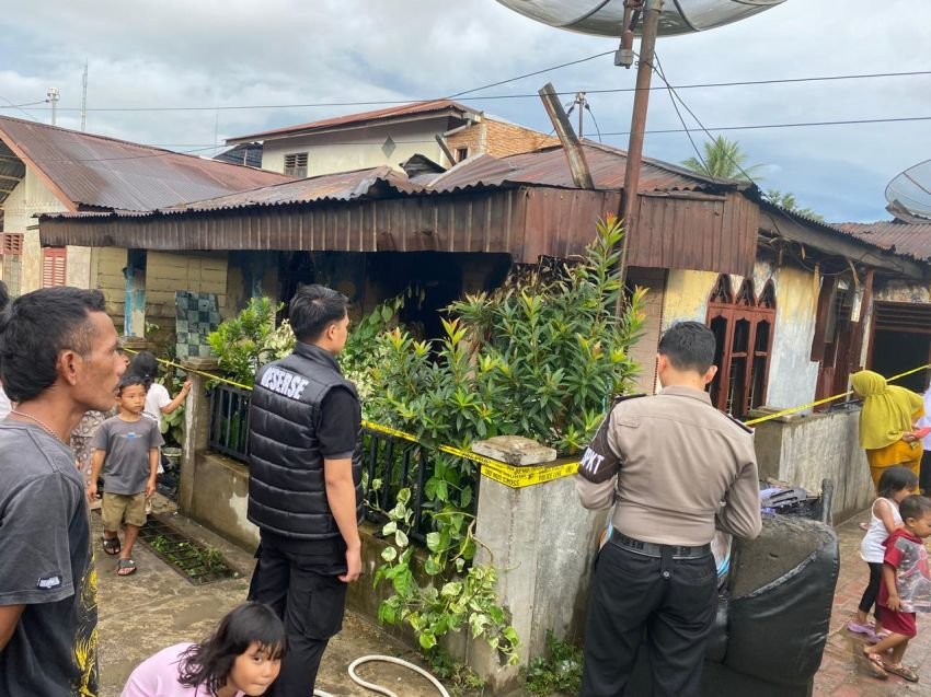 Polres Padangsidimpuan Gerak Cepat Tangani Kebakaran Rumah di Padangsidimpuan, Diduga Akibat Hubungan Arus Pendek Listrik
