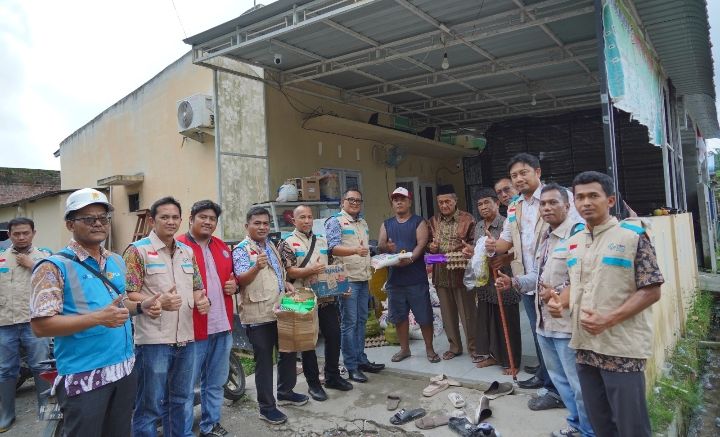 Pasca Banjir, YBM PLN dan PLN UID Sumut Salurkan Bantuan ke Posko Dapur Umum