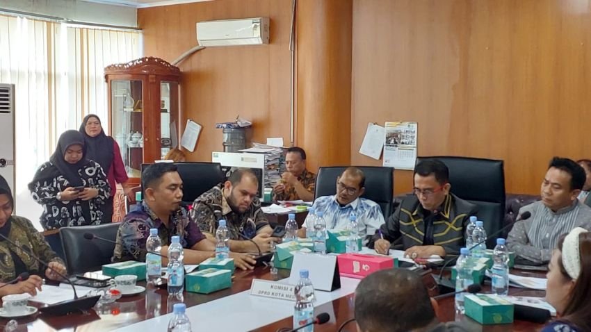 Warga Medan Harus Gunakan Rakit Seberangi Sungai Menuju Sekolah