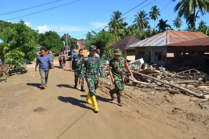 Dandim 0212/Tapsel Pimpin Langsung Bantu Warga Yang Dilanda Banjir Bandang di Kotatua Tantom