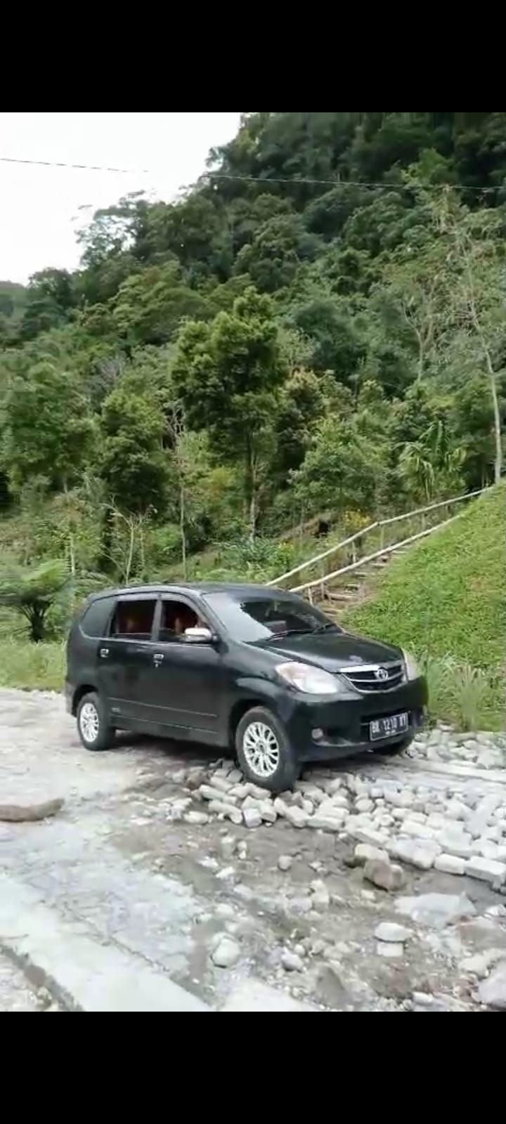 Pemuda Setempat Diduga Sengaja Rusak Jalan, Warga dan Pengunjung Destinasi Wisata Pamah View Protes