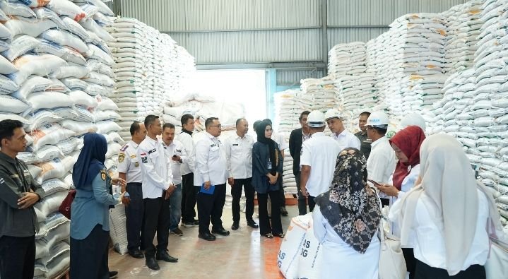 Wabup Solok Jon Firman Pandu Sambangi Bulog, Cek Ketersediaan Pangan Jelang Akhir Tahun 2024