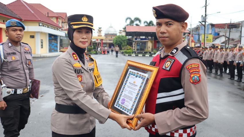 Polresta Deli Serdang Gelar Upacara Kenaikan Pangkat Pengabdian dan Pemberian Penghargaan Personel Berprestasi