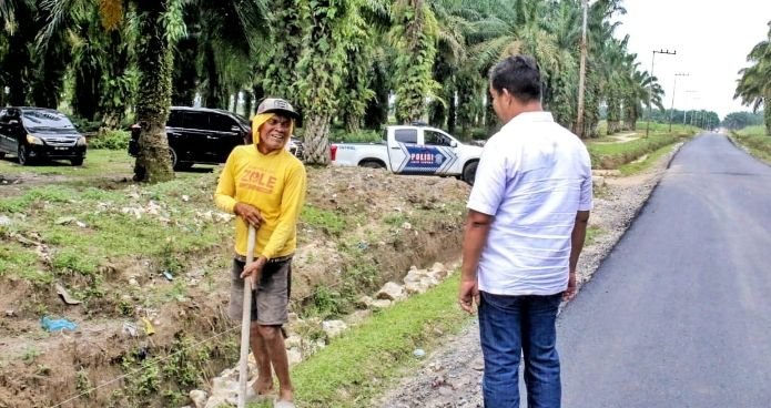 Bupati Radiapoh Tinjau Perbaikan Jalan Penghubung Jawa Maraja Bah Jambi - Simpang Nagojor