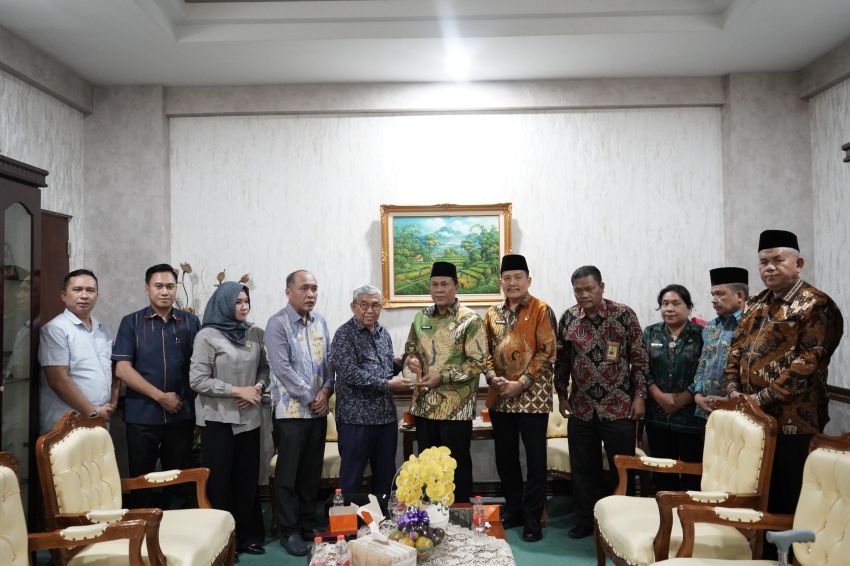 Kakanwil Kemenagsu Terima Anugerah Achievement Person dari Komisi Informasi Provinsi Sumatera Utara