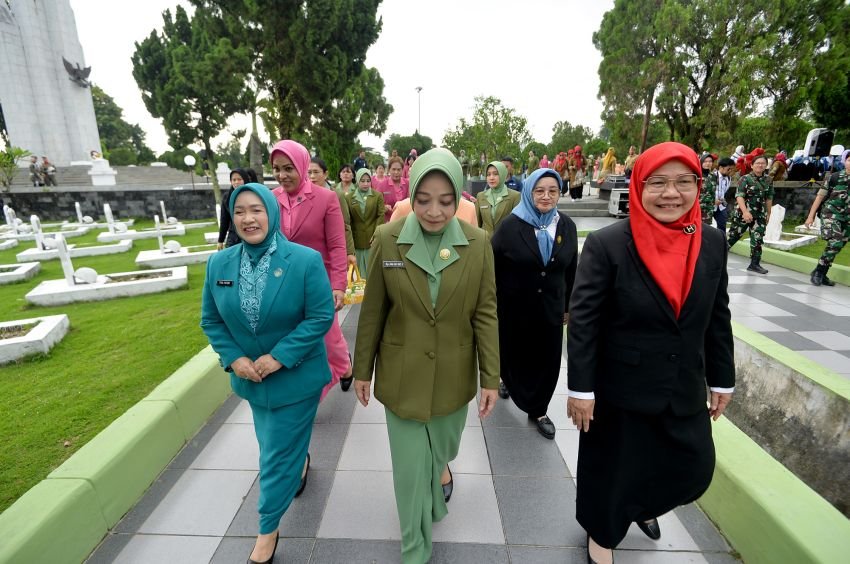 Tyas Agus  Ziarah ke TMP Bukit Barisan