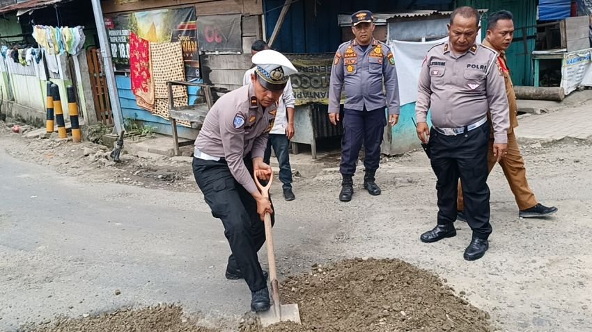 Humanis! Pastikan Kelancaran Operasi Lilin Toba 2024, Kasat Lantas Polres Padangsidimpuan AKP Rianto Polman Timbun Jalan Berlobang