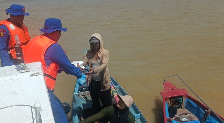 Kasat Polairud Polres Asahan Beri Makanan Bergizi Gratis di Perairan Asahan