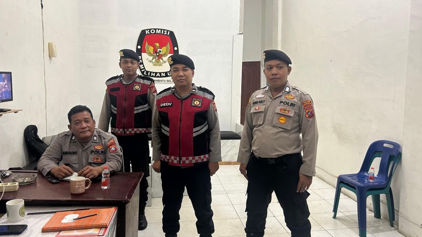 Personel Samapta Polres Labusel Amankan Gudang Logistik Pemilu