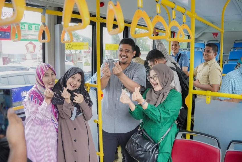 Bobby Nasution Kerja Naik Bus Listrik ke Kantor