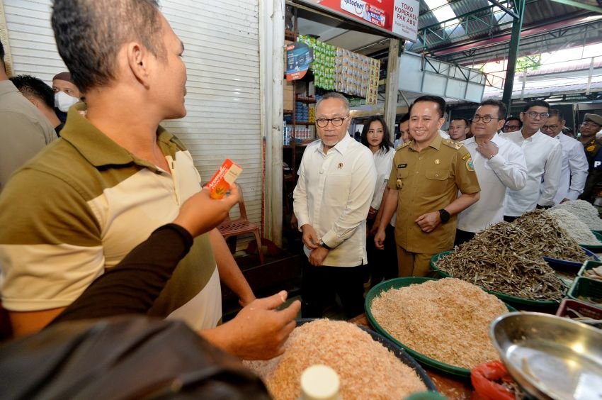 Menko Pangan Zulhas Tinjau Harga Kebutuhan Pokok di Pasar Sei Sikambing