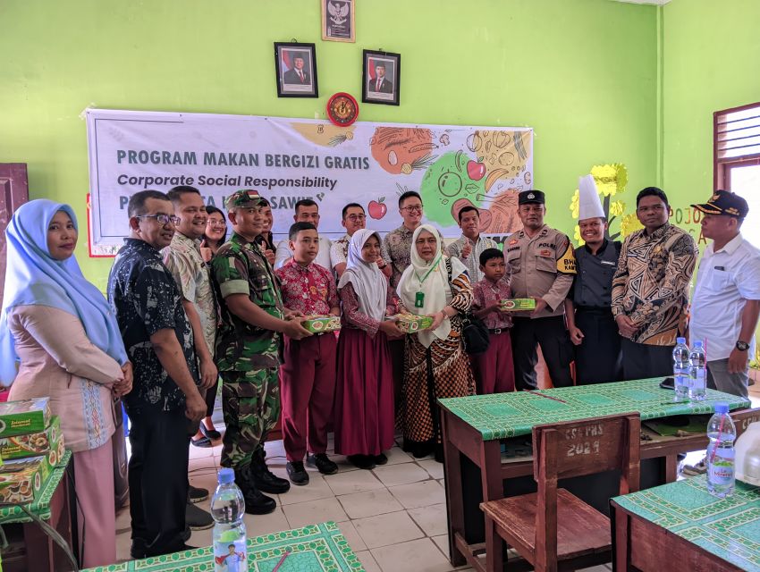 Bhabinkamtibmas Polsek Sosa Kawal Program Pemberian Makanan Bergizi di SD. Negeri 0721 Palas