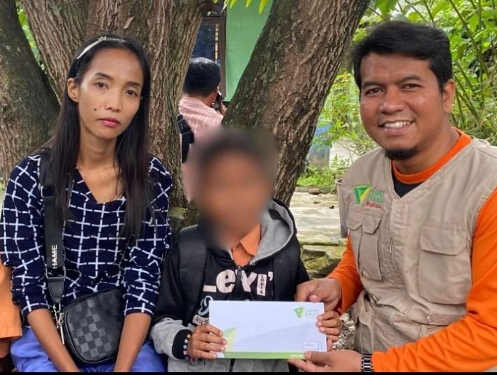 Dompet Dhuafa Sumut Salurkan Bantuan Biaya Tunggakan SPP Siswa yang Dihukum Duduk di Lantai