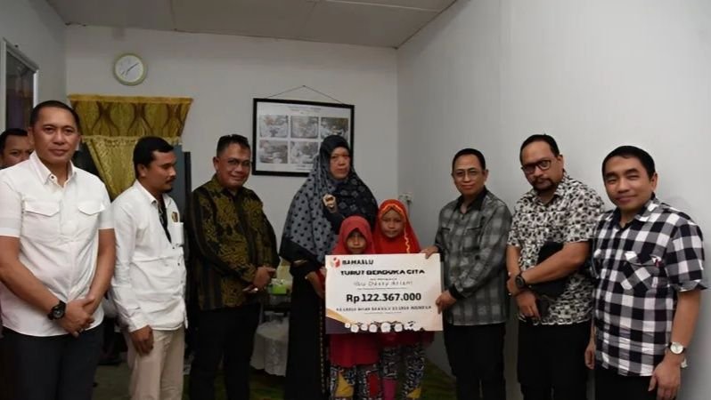 Bawaslu serahkan dana kerahiman kepada keluarga pengawas pemilu wafat