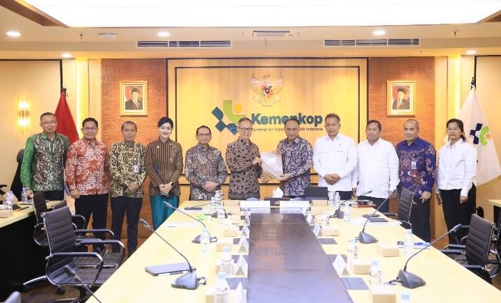 Kemenkop RI Serahkan Daftar Koperasi Sektor Jasa Keuangan kepada OJK