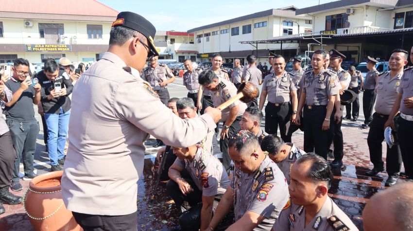 Pimpin Upacara Kenaikan Pangkat dan Wisuda Purna Bakti Personel, Ini Pesan Kombes Pol Gudion