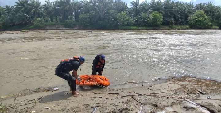 Geger,..Jasad Mr X Mengambang di Aliran Sungai Silau Ditemukan Warga Hendak Mancing
