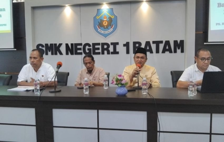 Ditnarkoba Polda Kepri Masuk SMKN I Batam Bersama JMSI Berikan Pencerahan ke Pelajar