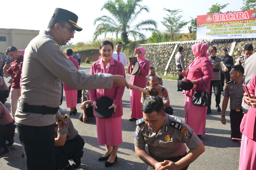 28 Personel Polres Labusel Naik Pangkat, AKBP Arfin Fachreza : Tingkatkan Pelayanan Kepada Masyarakat
